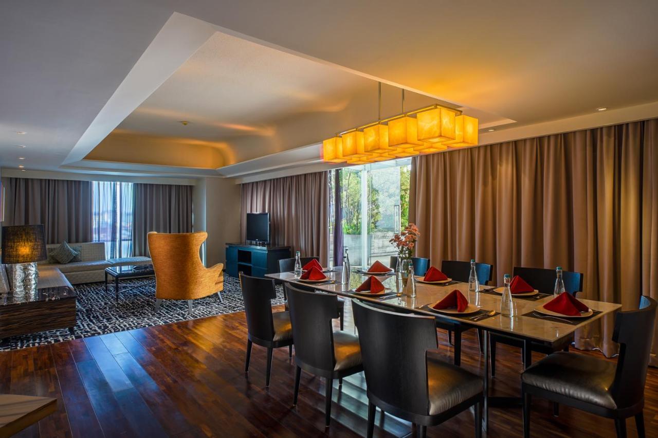 Artotel Ts Suites Сурабая Екстериор снимка