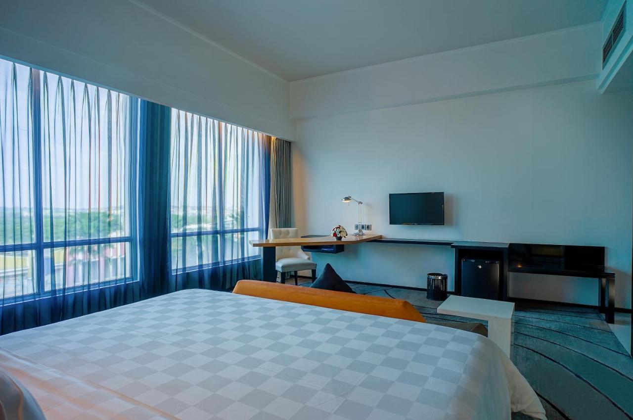 Artotel Ts Suites Сурабая Екстериор снимка