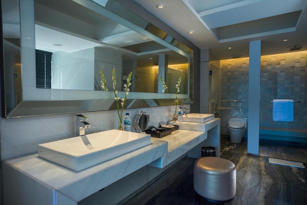 Artotel Ts Suites Сурабая Екстериор снимка