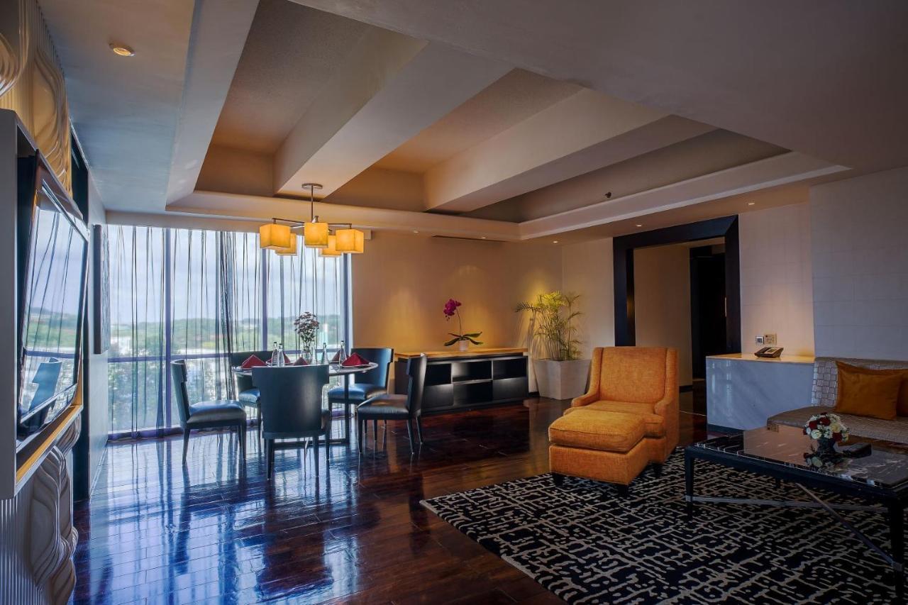 Artotel Ts Suites Сурабая Екстериор снимка