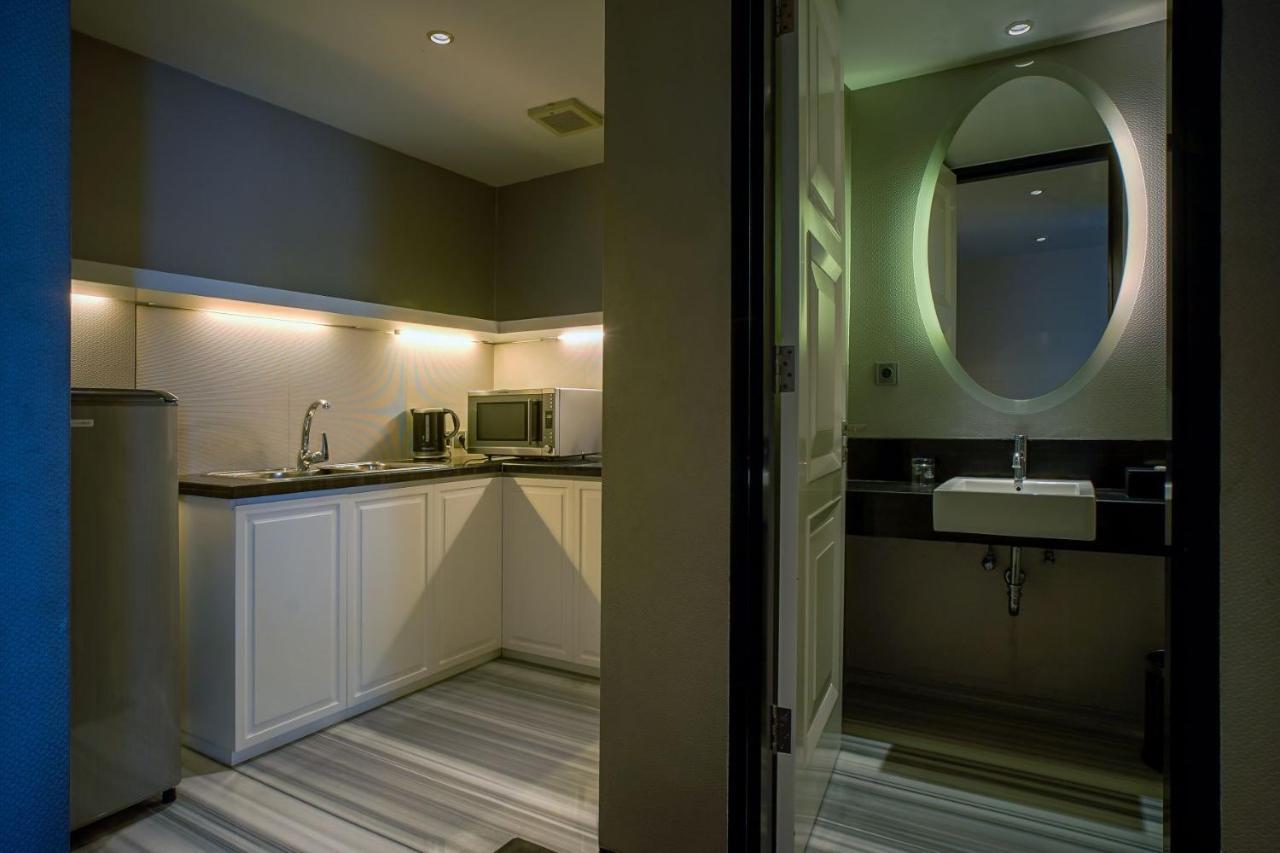 Artotel Ts Suites Сурабая Екстериор снимка